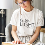Vara ljuset | Matthew 5:14 Bible Verse Christian T Shirt<br><div class="desc">Enkelt,  snyggt,  kristen skrift citerar konsthjort t-shirt med bibelvern "Be ljus - Matthew 5:14" i modern minimalistisk typografi i svart. Det här trendiget är den moderna trosdesignen perfektens gåva och mode påstående. | #christian #religion #scripture #religion #bible #jesus #bethelight</div>