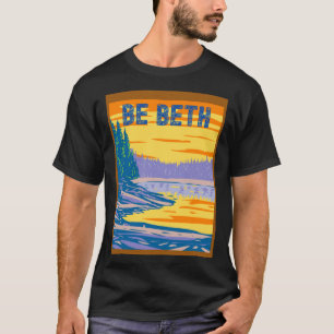 VARA MELLAN YELLOWSTONE I BAKGRUNDEN T SHIRT