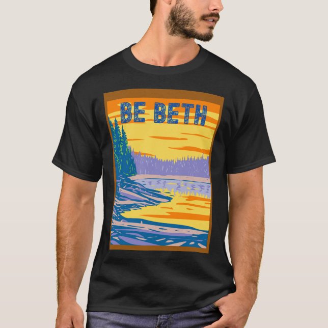 VARA MELLAN YELLOWSTONE I BAKGRUNDEN T SHIRT (Framsida)