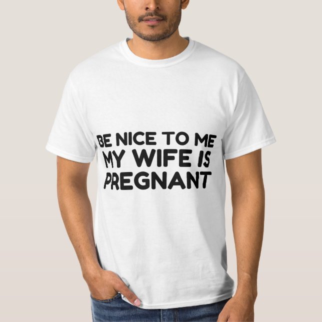VARA NICE FÖR MIG ATT MIN WIFT ÄR GRAVID T SHIRT (Framsida)