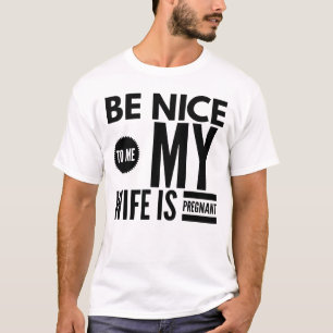 VARA NICE FÖR MIG.. MIN WIFE ÄR GRAVT T-Shirt