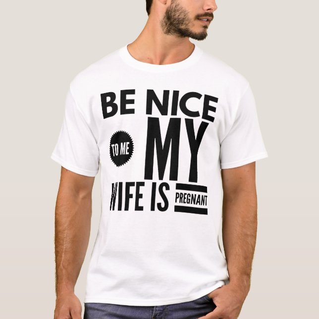 VARA NICE FÖR MIG.. MIN WIFE ÄR GRAVT T-Shirt (Framsida)