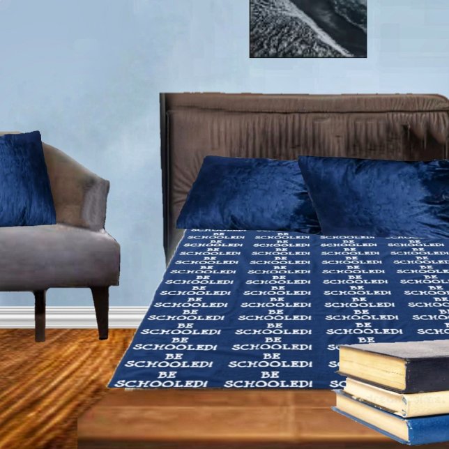 VARA SKOLAD! FLEECEFILT (This fleece blanket has a collegiate look to its design!)