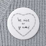 Vara snygg eller gå bort från Blommigten Heart Bla Knapp<br><div class="desc">All text kan anpassas. Låt elaket veta att de inte är välkomna med den här söta humor-rundknappen/brickan. Antimobbning och positiva citat är mer stil. Vara trevlig eller försvinna från en trevlig inspirationsoffert - Hjärtillustrationen inspirerades av vintagens broderier, valentineser och ren tatuering i stil. Svartvit design är ett modernt sätt att...</div>