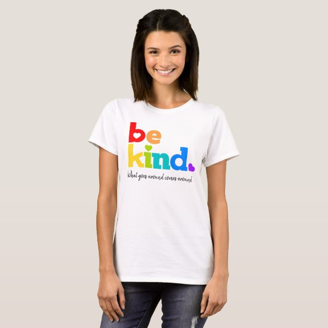 Vara vänliga rainbografiska slogan-meddelande om a t shirt (Hel framsida)