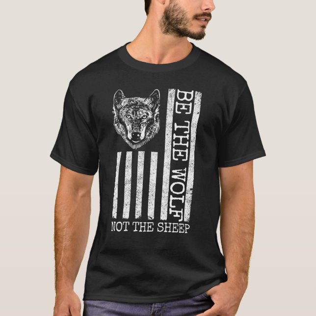 Vara Vargen och inte fårets USA flagga-Varg mot ko T Shirt (Framsida)