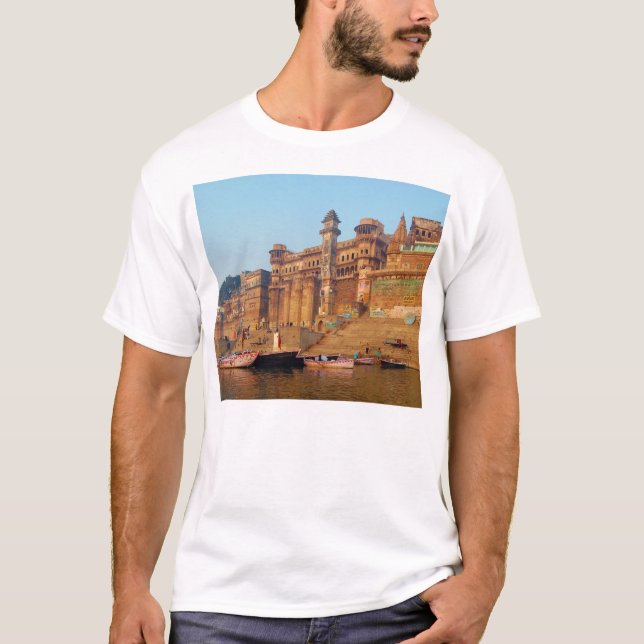Varanasi Indien som sett från den Ganga floden Tee Shirt (Framsida)