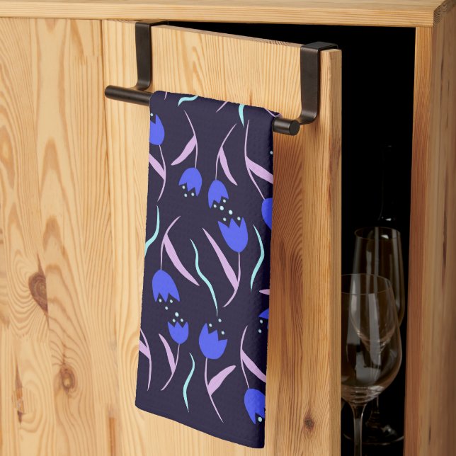Vårblommig mönster på mörkblå bakgrund kökshandduk (Thirds Fold)