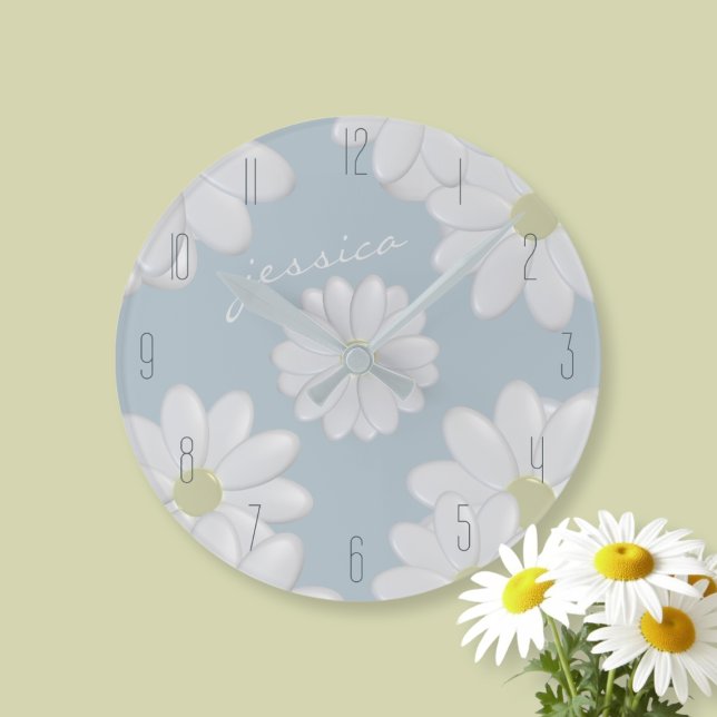 Vårblommor Blå Modern Blomma Tusenskönas Klocka (A delicate pale sky blue clock with bold bright white daisy flowers. Just add your name)