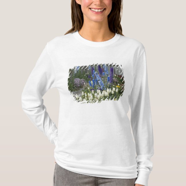 Vårblommor längs en trädgårdsstig, Georgia Tee Shirt (Framsida)