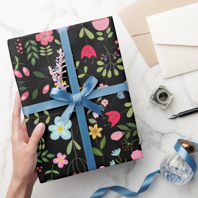 Vårblommor på svart bakgrund presentpapper (Gifting)