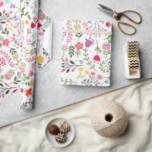 Vårblommor på vitt presentpapper