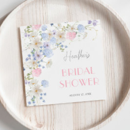 Vårbröllopsfirande med rosa lila vilda blommor pappersservett