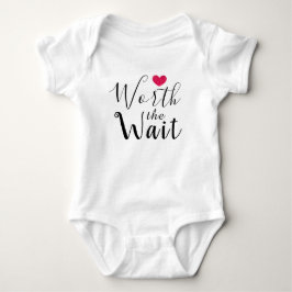 Värd väntan - adoption - hjärta - nyfödd bebis t-shirt