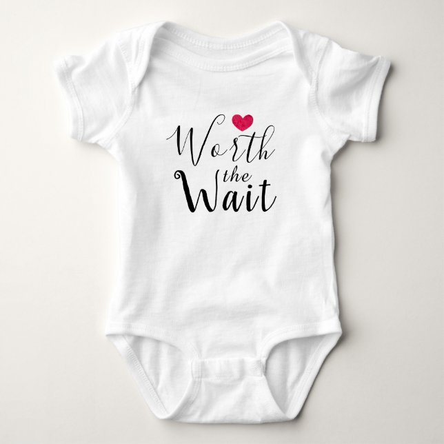 Värd väntan - adoption - hjärta - nyfödd bebis t-shirt (Framsida)