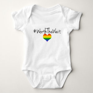 Värd väntanbabyen Onsie med regnbågehjärta Tee