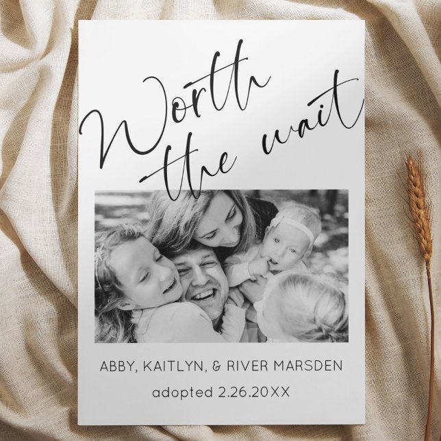 "Värd väntetid" kort för fotoadoptionsmeddelande ("worth the wait" adoption phot announcement card black and white script modern simple typography)