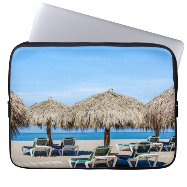 Vardagsrumstolar och Thatchparaplyer på strand Laptop Fodral (Framsidan)