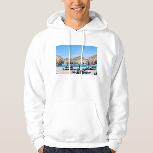 Vardagsrumstolar och Thatchparaplyer på strand Sweatshirt (Framsida)