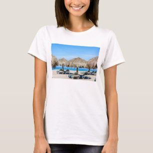 Vardagsrumstolar och Thatchparaplyer på strand Tee Shirt