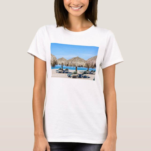 Vardagsrumstolar och Thatchparaplyer på strand Tee Shirt (Framsida)