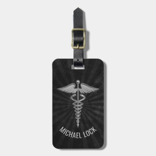 Vårdar den medicinska symbolpersonligen för silver bagagebricka