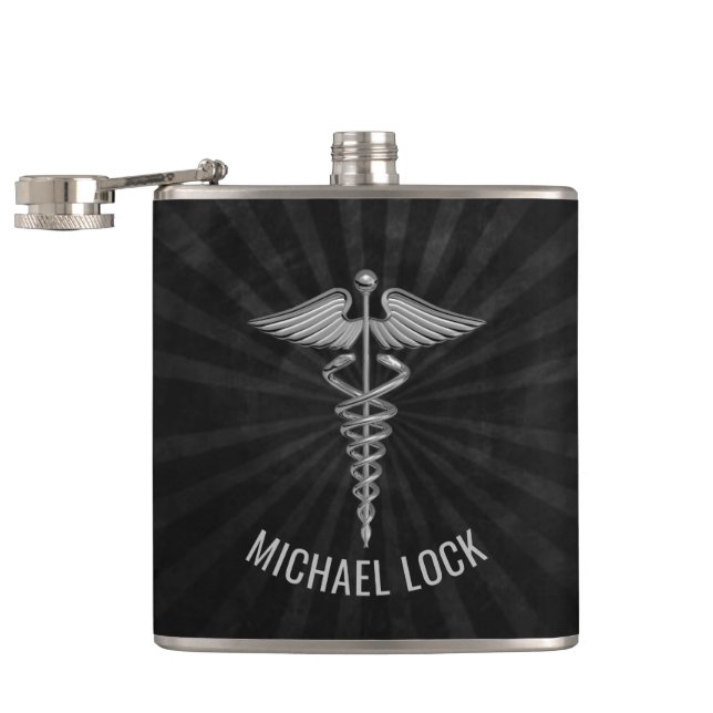 Vårdar den medicinska symbolpersonligen för silver fickplunta (Öppnad)