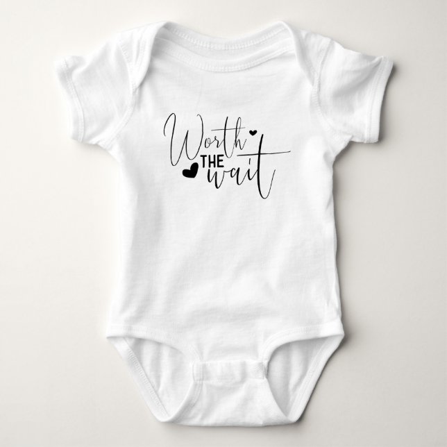 Värde att vänta i Nyfödd bebis-meddelandet T Shirt (Framsida)