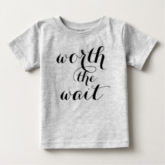 Värde att vänta på den Baby-roliga Cute Baby T-shirt