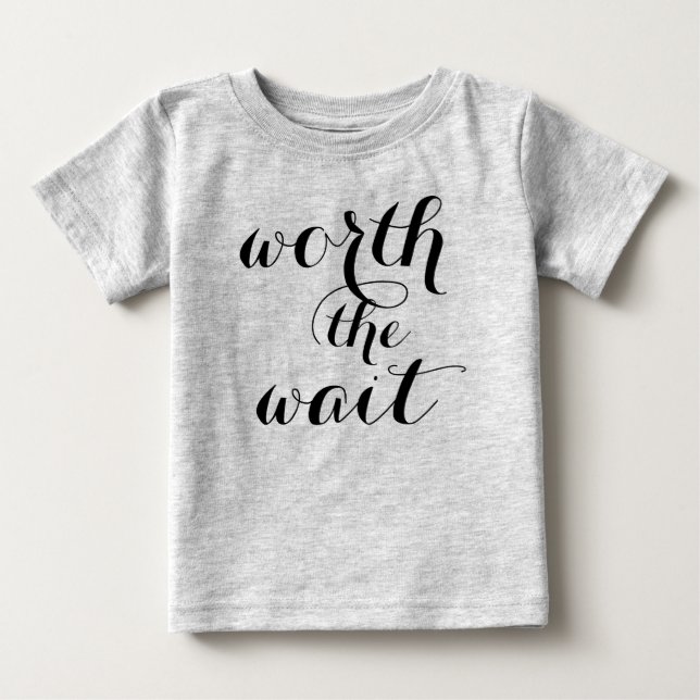 Värde att vänta på den Baby-roliga Cute Baby T-shirt (Framsida)