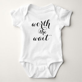 Värde att vänta på den Baby-roliga Cute Baby T-shirt