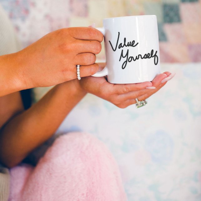 Värdesätt dig själv Positivt budskap för egenvård Jumbo Mugg (Value Yourself hand written on a coffee mug.)