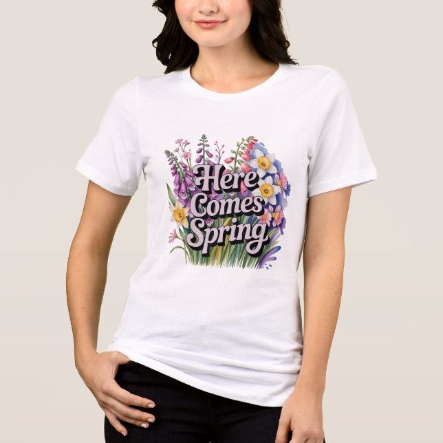 "Våren Kommer" Botanisk Blommig Typografi T Shirt (Framsida)