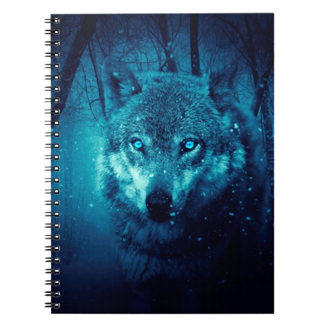 Varg ansikte i mörk fantasyskog anteckningsbok (Framsidan)
