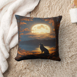 Varg Howling Under Glowing Full Moon på Dusk Kudde