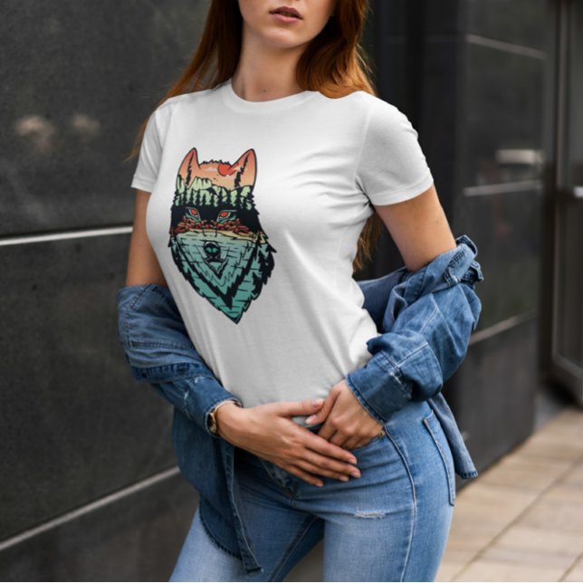 Varg om skogsbakgrund t shirt (Skapare uppladdad)
