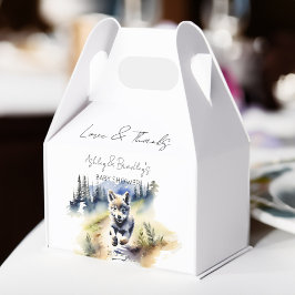 Varg om temat äventyr väntar på babydusch presentaskar
