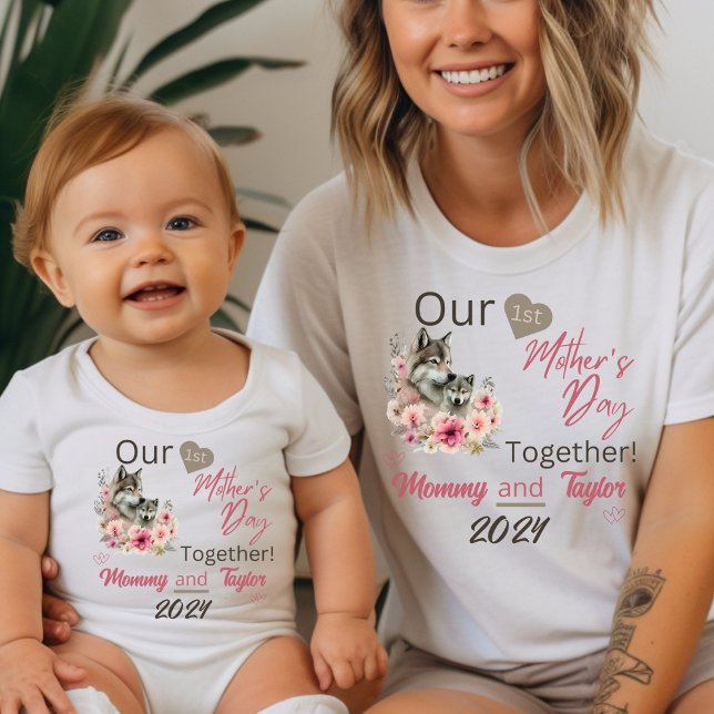 Varg som matchar baby vår första Mors dag tillsamm T Shirt (Baby Matching. Wolf and cub. Our first Mother's day together!)