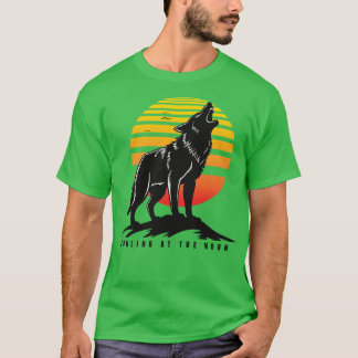 Varg som ylar åt månen t shirt