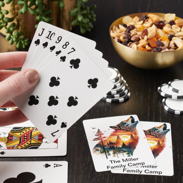 Varg som ylar dubbelexponering solnedgångspersonif casinokort (På plats)