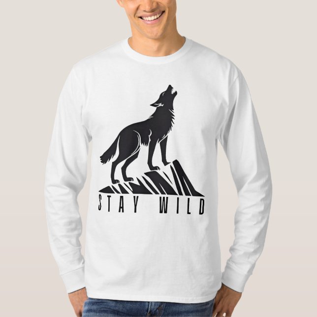 Varg som ylar på bergssilhuett t shirt (Framsida)
