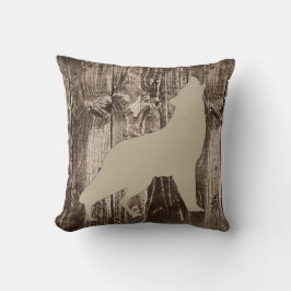 Varg (Tan Brown) Wildlife on Rustic Wood Cabin Kudde