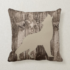Varg (Tan Brown) Wildlife on Rustic Wood Cabin Kudde