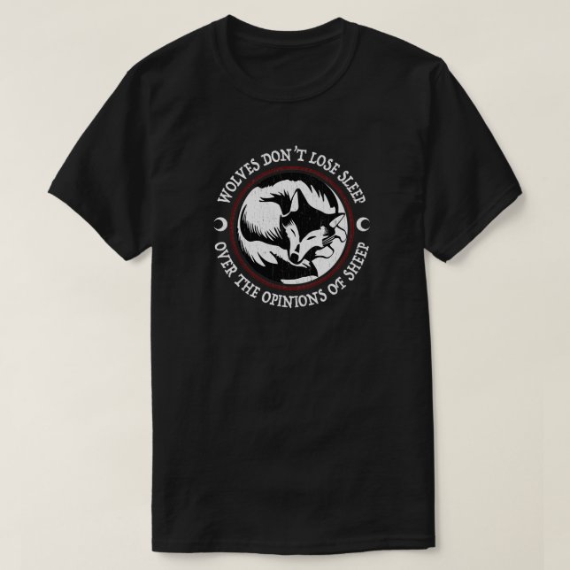 Vargar förlorar inte sömnen över fårets åsikter t shirt (Design framsida)