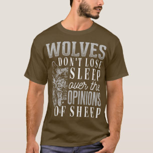 Vargarna förlorar inte sömnen över fårets åsikter t shirt