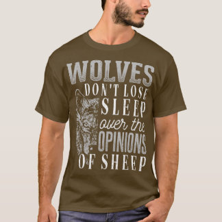 Vargarna förlorar inte sömnen över fårets åsikter t shirt