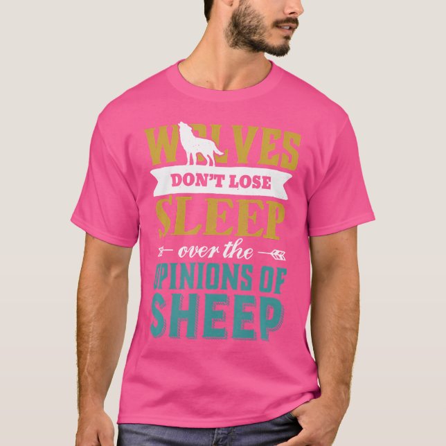 Vargerna förlorar inte sömnen över fårets åsikter t shirt (Framsida)