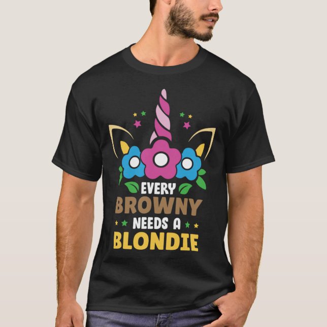 Varje Brownie behöver en Blondie Tussi Girly-partn T Shirt (Framsida)