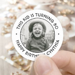 VARJE Chic AV Födelsedagsfest, enkel fotosvart och Runt Klistermärke<br><div class="desc">Tillsätt en personlig med elegant till födelsedagsfestens favoriter, inbjudningar och tackkort med anpassningsbar till fotopaket/kuvertförseglingar. Bild och alla formuleringar i den här mallen är enkla att anpassa för ett år eller tillfälle. Texten som lyder "Det här barnet blir 80" och "Grattis på födelsedagen" kan ändras till Tack för att du...</div>