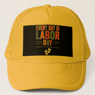 Varje dag är det arbete och leverans på T-Shirt-ar Keps